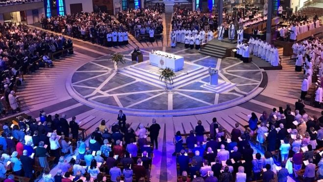 Сотни собираются на мессу в католическом соборе Ливерпуля