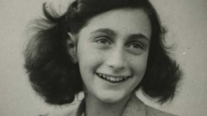Anne Frank sorri em uma foto em preto e branco
