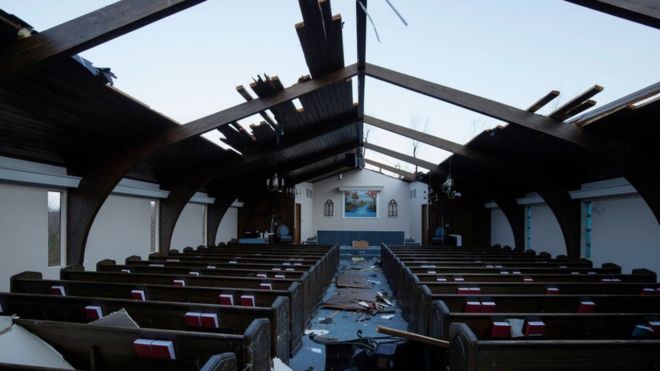 La iglesia bautista Emmanuel, en Mayfield Kentucky con el techo destrozado. 11 de diciembre de 2021