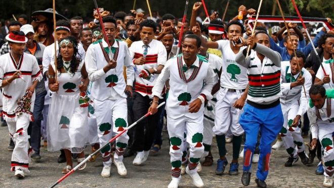 Демонстранты выкрикивают лозунги во время Irreecha, праздника благодарения народа оромо, в городе Бишофту, регион Оромия, Эфиопия, 2 октября 2016 г.