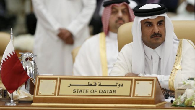 Katar Emiri Şeyh Tamim bin Hamad el Sani, 11 Kasım 2015'te Riyad'da bir zirvede konuşuyor.