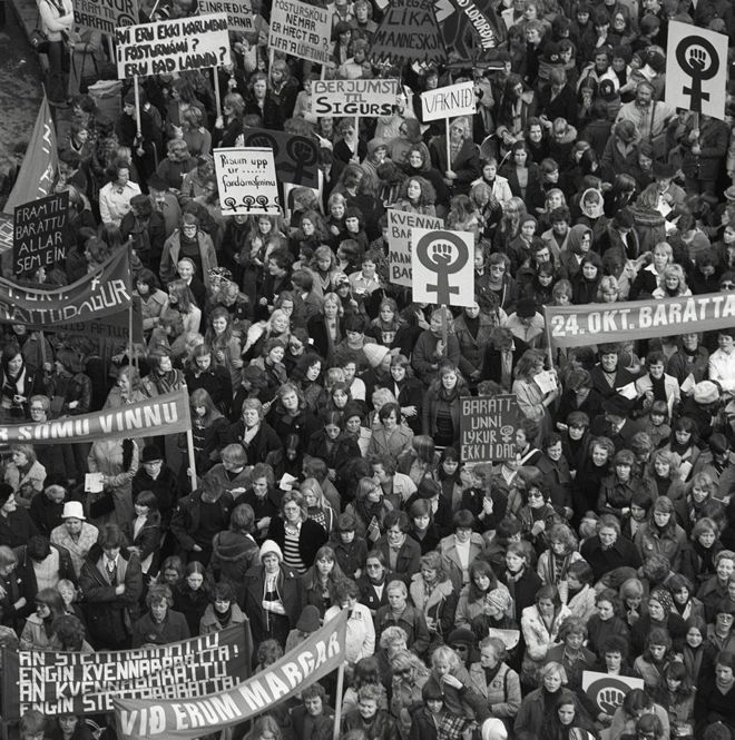 Группа женщин участвует в «Женском выходном дне». 24 октября 1975 года