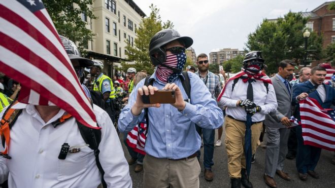 Белые сторонники превосходства собираются в Вашингтоне на митинг «Объединим право». 12 августа 2018 года