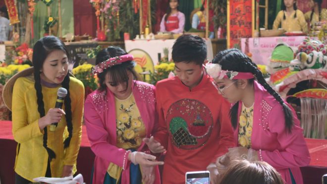 Giới trẻ Cali thi gói bánh chưng tại Little Sài Gòn