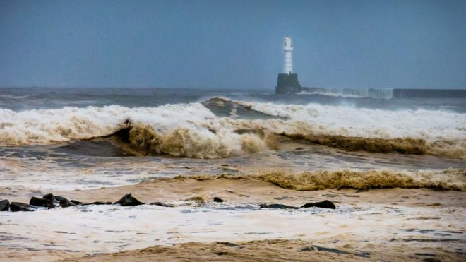 Большие волны у шотландского побережья