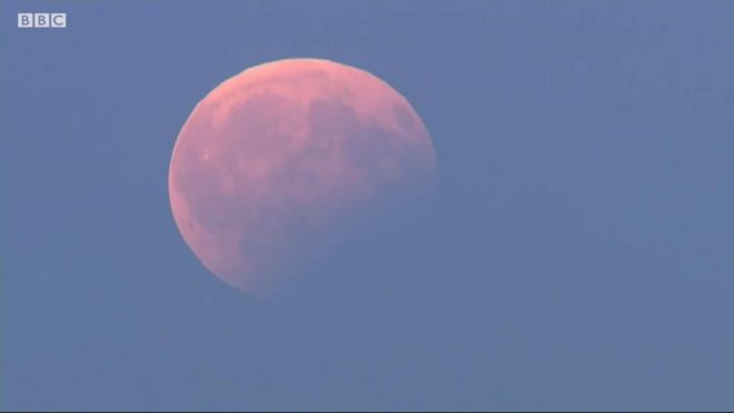 В ходе частичного затмения Луна окрасилась в красный цвет.