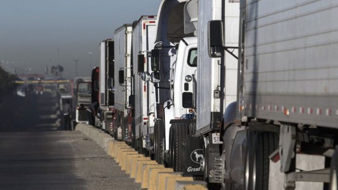22 января 2018 года грузовые автомобили пересекают границу с Соединенными Штатами в коммерческом порту въезда в Отай-Меса в Тихуане, Мексика.