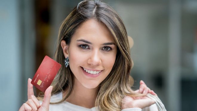 Mujer con tarjeta de crédito.