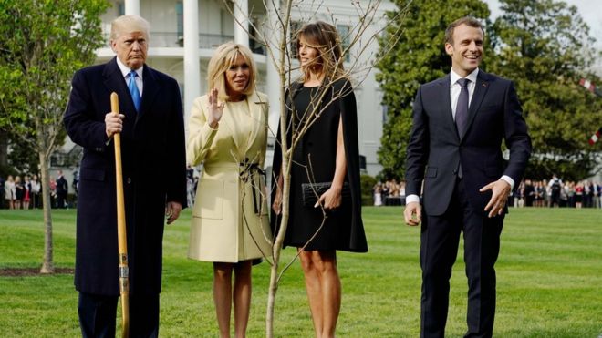 Президент Дональд Трамп, Бриджит Макрон, Мелания Трамп и президент Эммануэль Макрон стоят с деревом