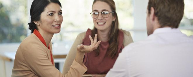 Mujeres hablando