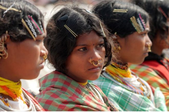 8 февраля 2019 года в восточной части индийского штата Орисса касты девочек Донгрии. Четыре миллиона человек живут в охраняемых лесных районах ~! Индийские женщины из племени держат плакаты, образуя человеческую цепь во время акции протеста против правительства в Нью-Дели, 30 ноября 2007 года.