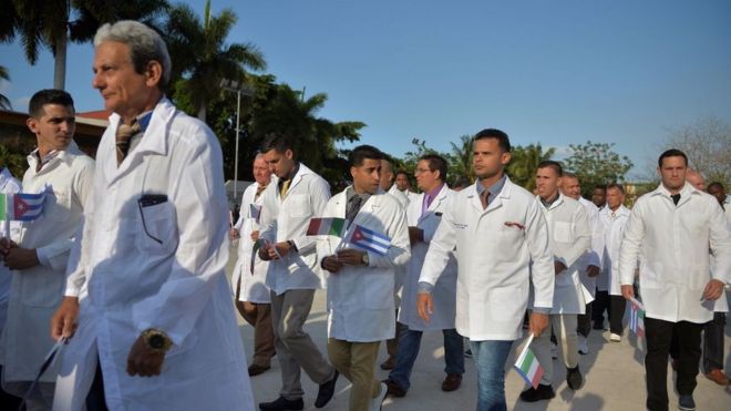 Médicos y enfermeros de la Brigada Médica Internacional Henry Reeve de Cuba se despiden antes de viajar a Italia.