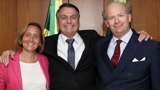 Beatrix von Storch, Bolsonaro ao centro e o marido dela posam para foto