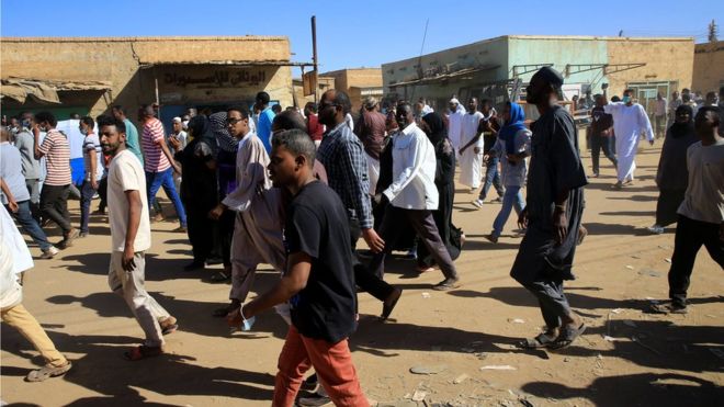 Суданские демонстранты маршируют по улице во время антиправительственных акций протеста после пятничных молитв