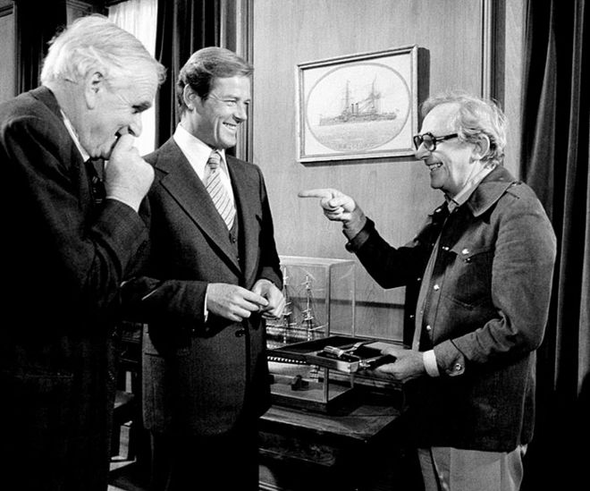 Lewis Gilbertt (r) with Desmond Llewelyn and Roger Moore