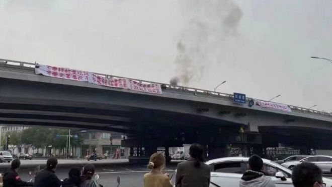 La pancarta en el puente de Sitong este jueves.