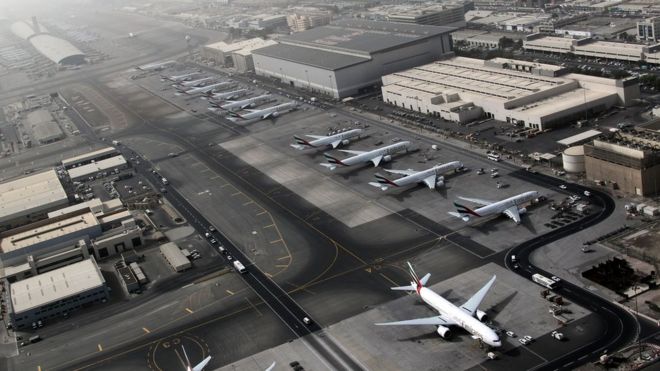 27 мая 2012 г. с высоты птичьего полета показан международный аэропорт Дубая, где находится национальный авиаперевозчик Emirates Airways.