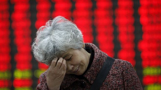 Китайская леди перед доской цен на акции