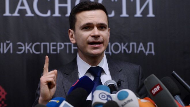 Яшин во время презентации доклада о главе Чечни Рамзане Кадырове