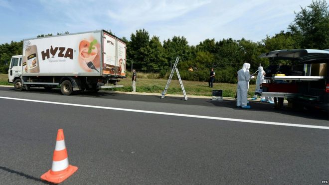 Судебно-медицинские эксперты расследуют грузовик, в котором были найдены мертвыми беженцы на автобане A4 между Парндорфом и Нойзидлером, Австрия, 27 августа 2015 года