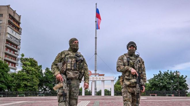 Rusia está inundando ciudades ocupadas como Melitopol con sus banderas, moneda y propaganda.