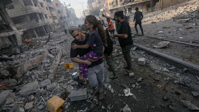 طفلة فلسطينية يحملها قريب لها.