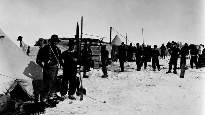 Сэр Эрнест Шеклтон и его команда на паковом льду после того, как «Эндуранс» затонул