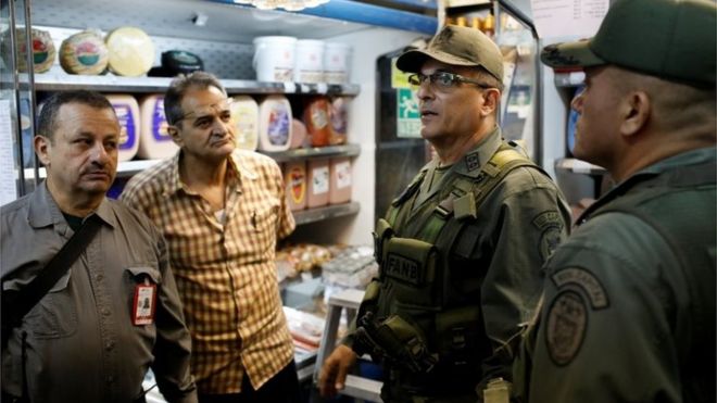 Вице-адмирал Виктор Плаценсия (2-й орден) принимает участие в специальной инспекции венесуэльских солдат на муниципальном рынке в Каракасе, Венесуэла, 20 июня 2018 года.