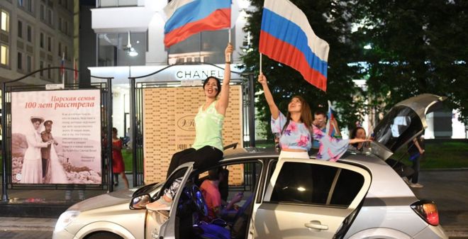 Россияне празднуют на Красной площади в Москве 1 июля