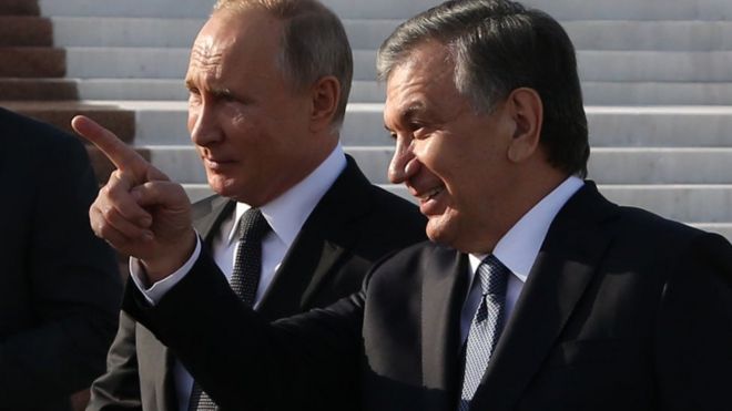 Президент России Владимир Путин (слева) и г-н Мирзиёев (справа) на церемонии возложения венков в октябре