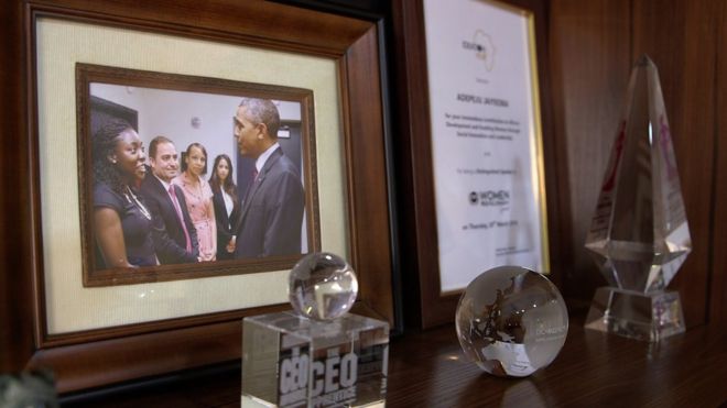 Письменный стол с наградами и изображением Педжу с президентом Обамой