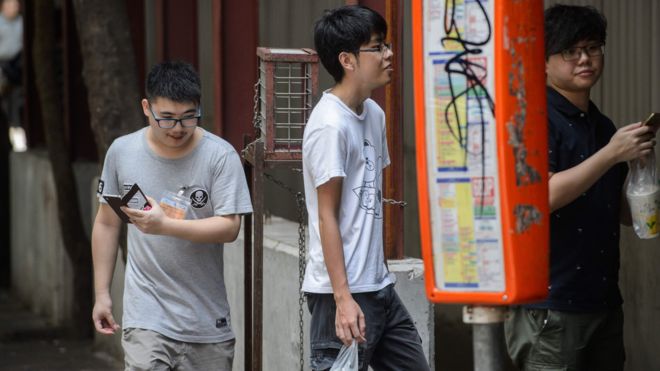 Jovens jogam Pokémon Go em Hong Kong