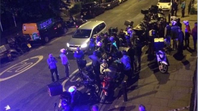 Аварийные службы и десятки едоков Uber и водителей Deliveroo приходят на помощь жертве кислотного нападения на Queensbridge Road в Хакни.