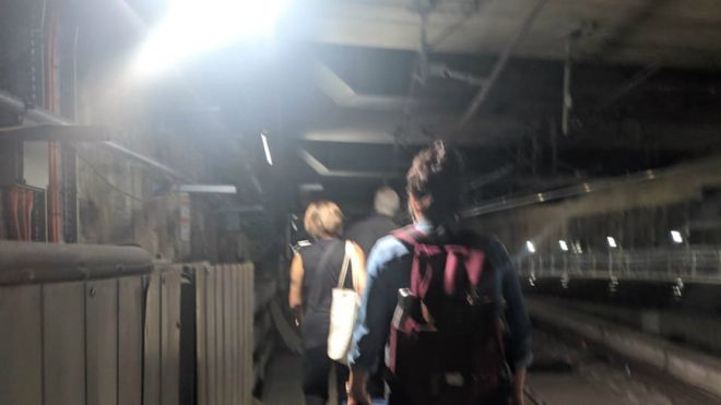 Пассажиры выходят из поезда через аварийный тоннель