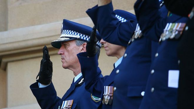 Шеф полиции штата Новый Южный Уэльс Эндрю Сципионе и двое других офицеров приветствуют на похоронах Кертиса Чена в 2015 году