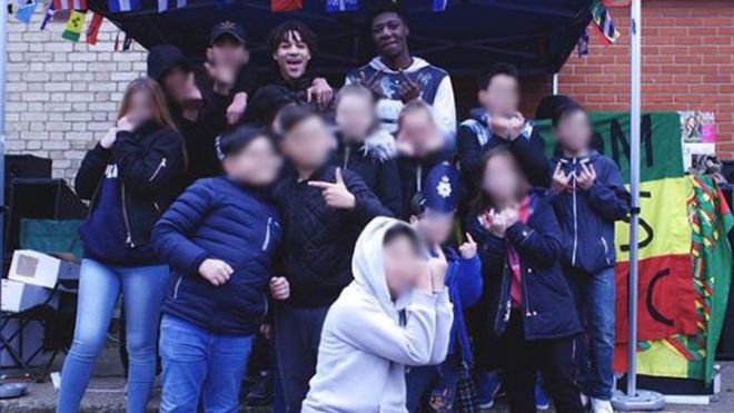 Фотография в Instagram с маленькими детьми, позирующими с членами YTBYTN