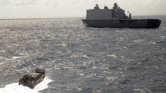 Военно-морские силы ЕС патрулируют у побережья Могадишо, чтобы предотвратить любые потенциальные атаки пиратов в регионе, 5 сентября 2013 г.