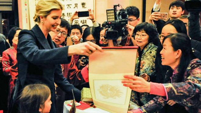 伊万卡携女参加中国祝美国使馆的春节活动。