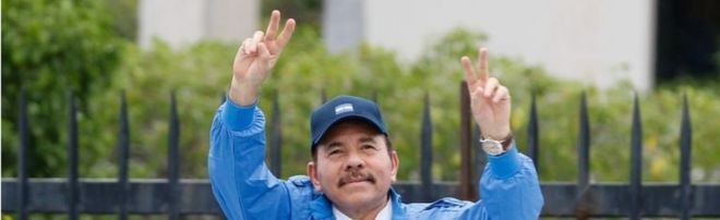 Президент Никарагуа Даниэль Ортега жестами во время празднования 37-й годовщины Сандинистской революции в Манагуа, Никарагуа, 19 июля 2016 года.