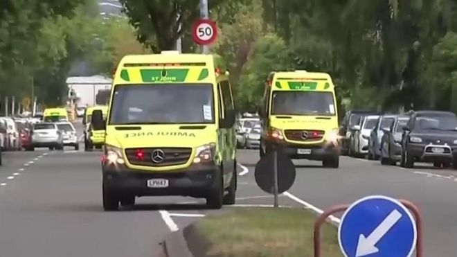 Ambulancias atienden la emergencia en Nueva Zelanda.