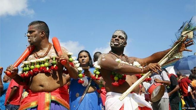 Преданные, привязанные шипами, лаймом, кокосами и цветами к своим телам, маршируют в состоянии транса во время ежегодного фестиваля индуистского Тайпусам Кавади, который проводится в храме Шри Эмперумал Инду в городке Маунт Эджкомб, примерно в 42 км к северу от Дурбана 7 февраля 2015 года.