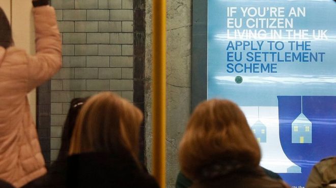 Плакат, призывающий граждан ЕС подать заявку на участие в правительственной схеме урегулирования ЕС после Brexit, изображен в вагоне поезда лондонского метро