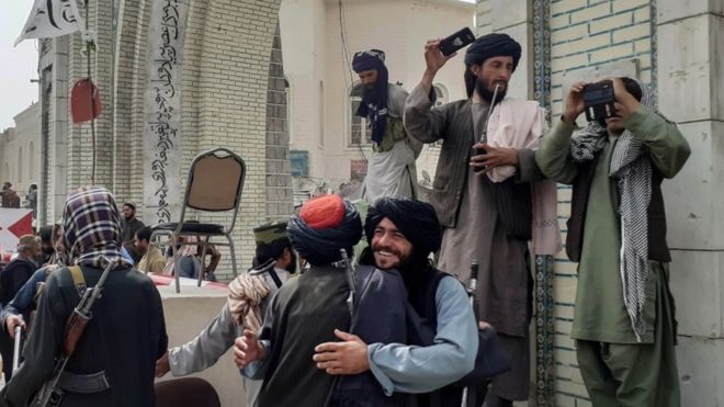 مقاتلو طالبان يتبادلون التهاني وهم على مشارف كابول الأحد