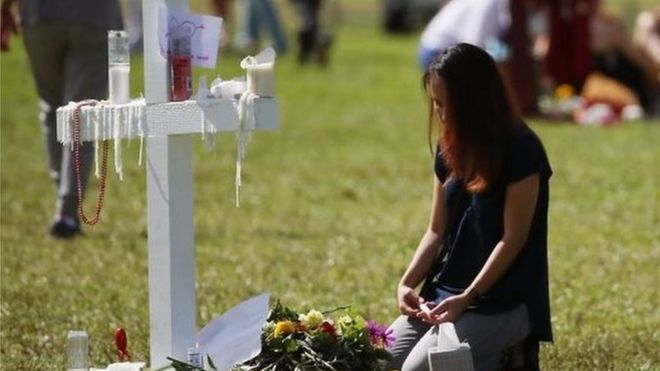 美國一名女子悼念槍擊案的受害者