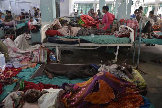Переполненная комната в государственной больнице в штате Западная Бенгалия