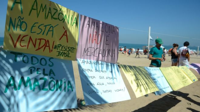 Protesto no Rio de Janeiro contra extinção de reserva na Amazônia