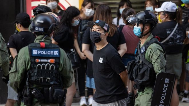 Полиция задерживает протестующих во время митинга против переноса выборов в Законодательный совет в Гонконге, Китай, 06 сентября 2020 г.