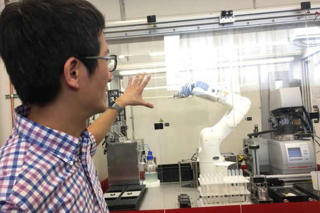 Чинъяо Ян демонстрирует одного из роботов Just Inc.