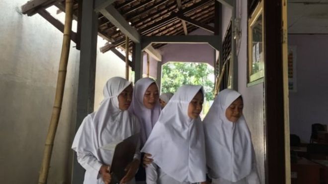 Wajib Jilbab Bagi Siswi Non Muslim Di Padang Sekolah Negeri Cenderung