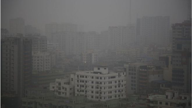 ঘন কুয়াশার কারণে রাজধানী ঢাকাতেও দুষ্টিসীমা কমে যায়